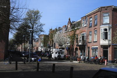 900169 Gezicht in de Bilderdijkstraat te Utrecht, met de huizen Bilderdijkstraat 39 (rechts) -hoger, vanaf de kruising ...